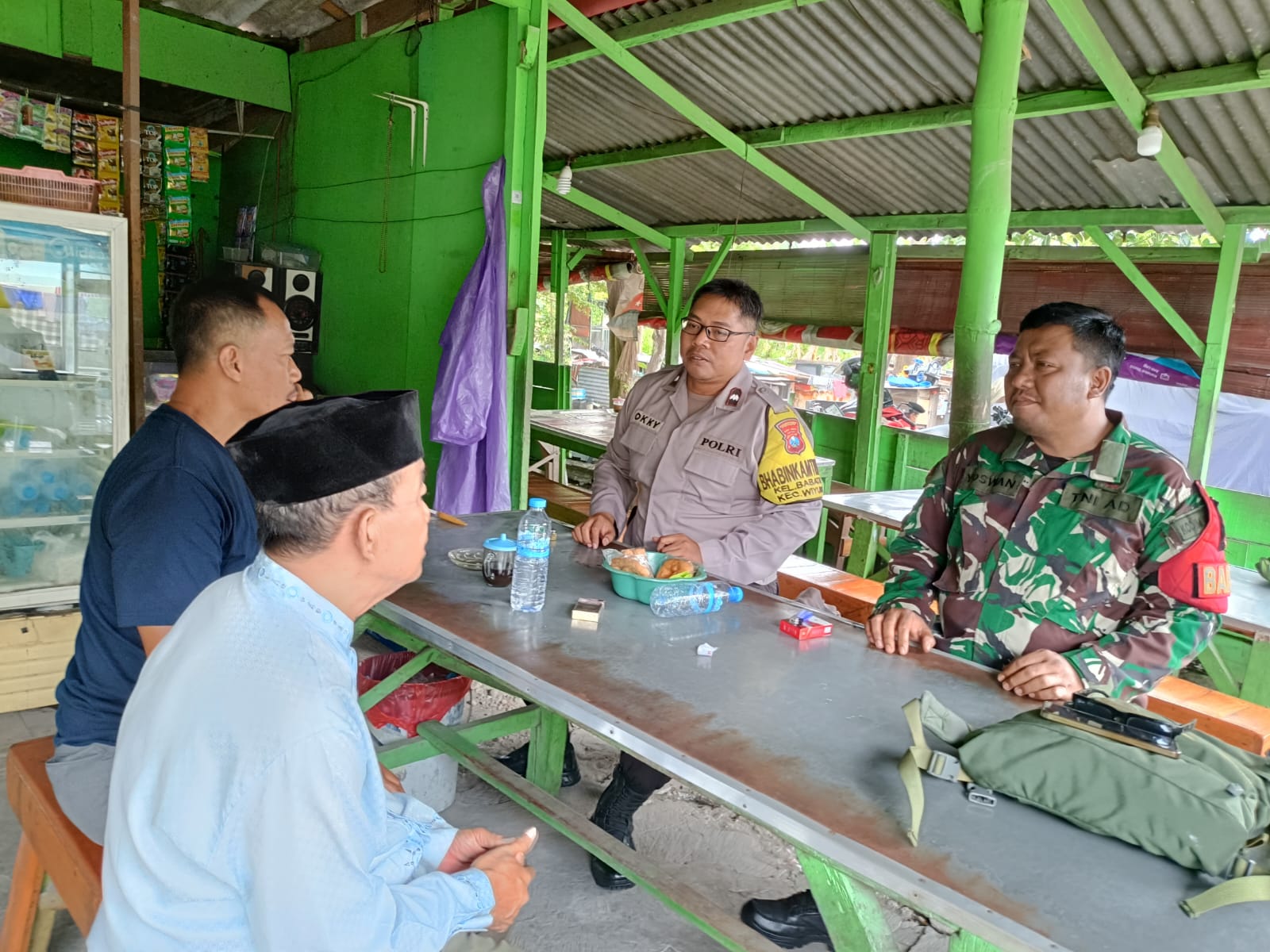 Polsek Wiyung Gelar Cangkrukan 2 Pilar di Babatan, Perkuat Komunikasi dan Kamtibmas