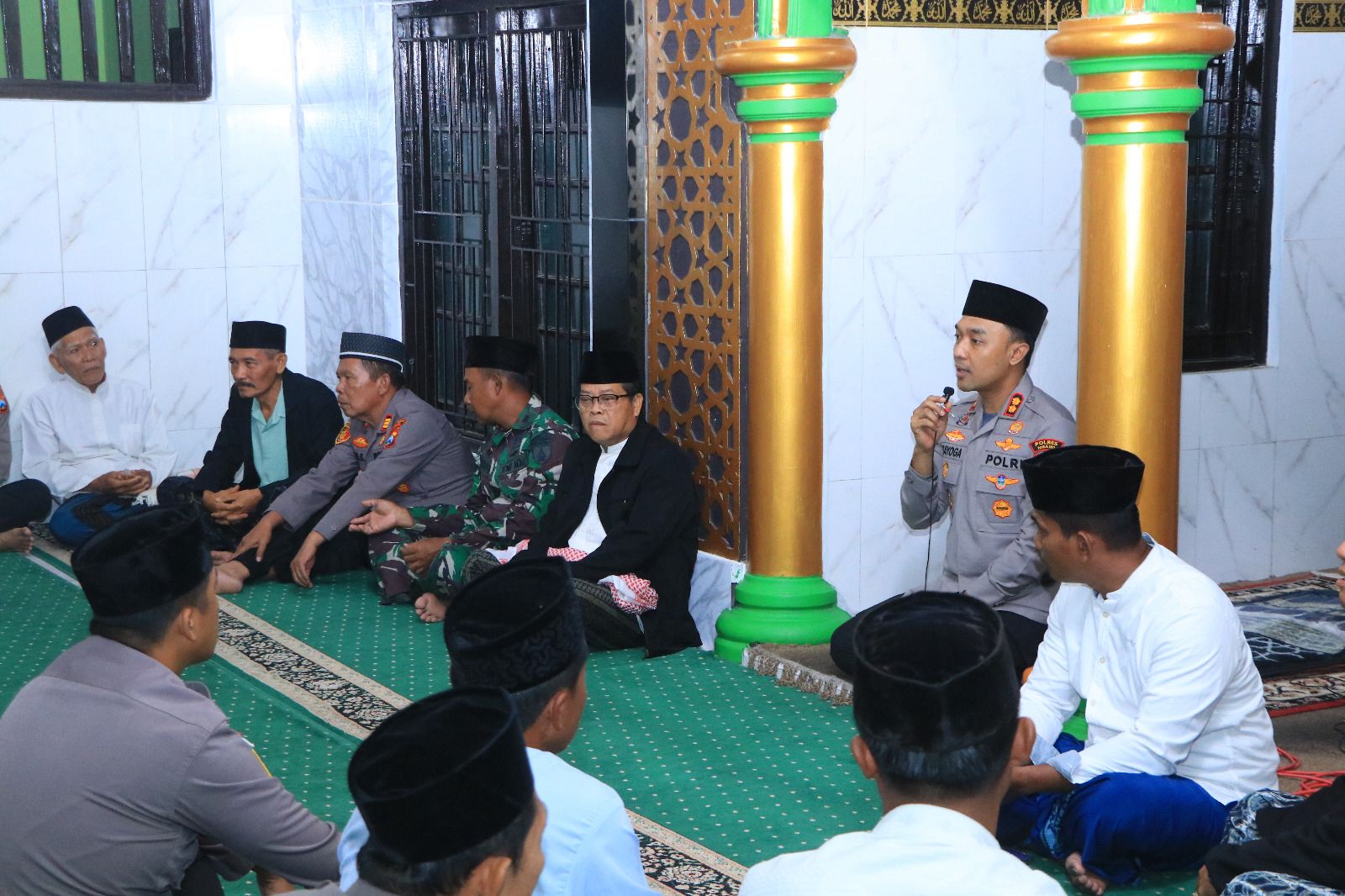 Eratkan Silaturahmi dengan Warga, Polres Ngawi Laksanakan Subuh Berjemaah di Grudo