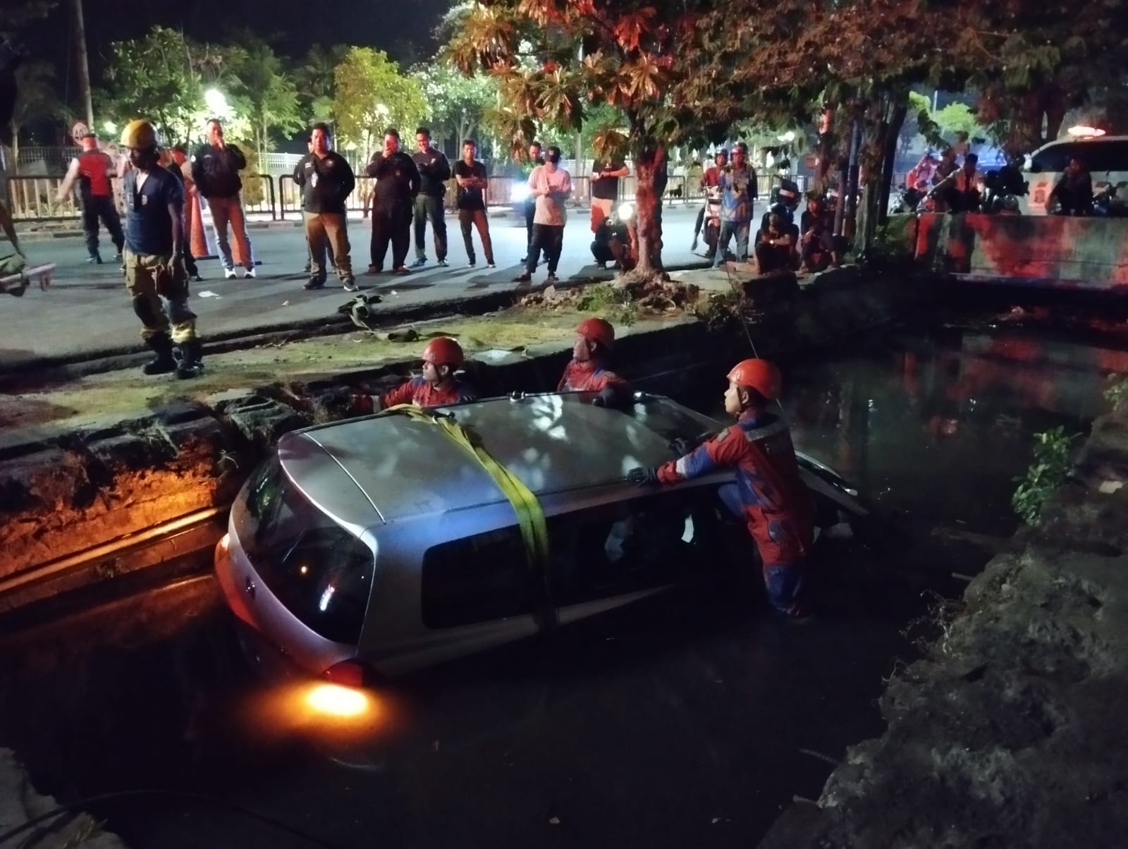 Sopir Diduga Mabuk, Honda Oddysey Bablas Masuk Sungai Ngagel Jaya Selatan