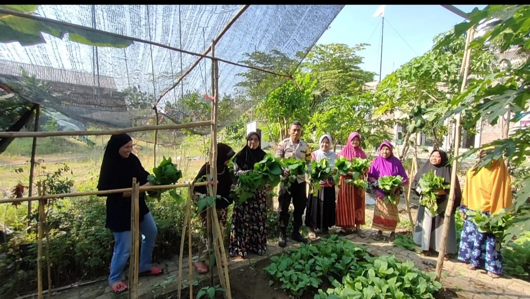 Aksi Sosial, Bhabinkamtibmas Polsek Kota Polres Bojonegoro Bagikan Sayuran Gratis kepada Warga Binaan
