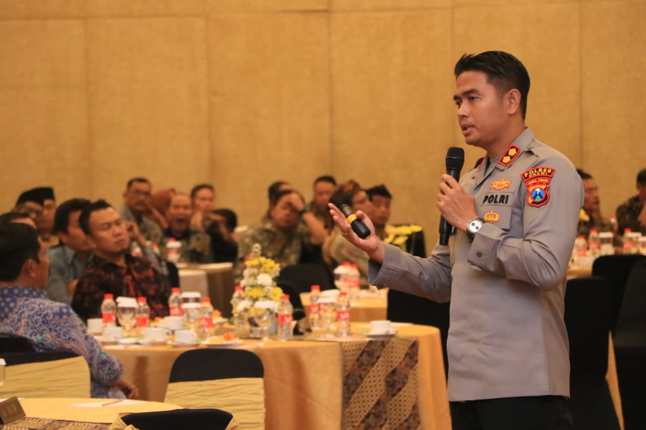 Kapolres Ngawi Jadi Narasumber dalam Bimtek Peningkatan Kapasitas Kepala Desa Se-Kabupaten Ngawi