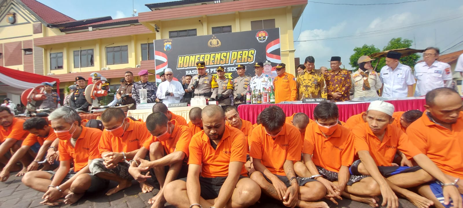 Polres Pasuruan Amankan 79 Tersangka, Musnahkan Ribuan Botol Miras