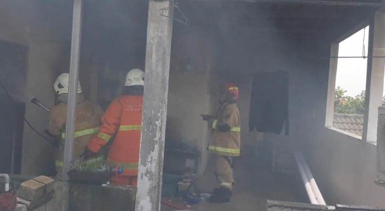 Kabel  Charger Korslet, Rumah Tiga Lantai PBI Terbakar