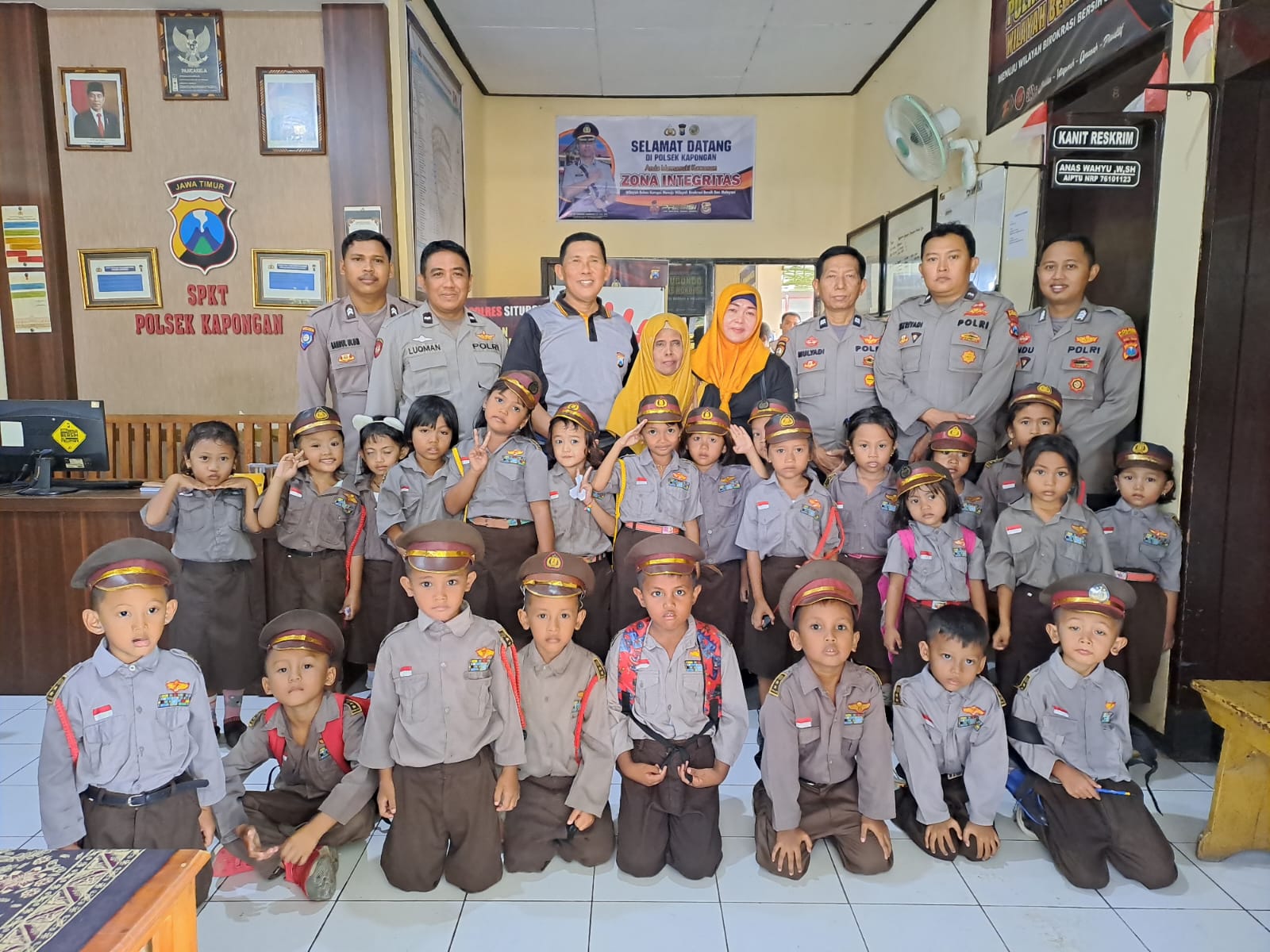 Polisi Sahabat Anak, Polsek Kapongan Terima Kunjungan Siswa TK Darma Wanita Persatuan