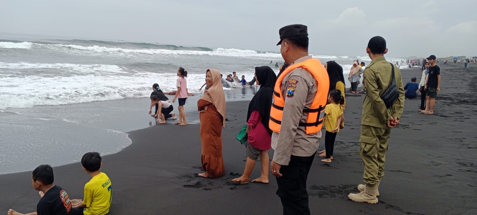 Waspada Cuaca Ekstrem, Pengunjung Pantai Paseban Diimbau Tidak Berenang