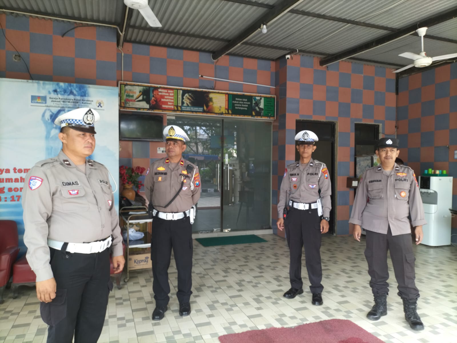 Polsek Tenggilis Mejoyo Pastikan Keamanan Ibadah Minggu di GPPS Kutisari