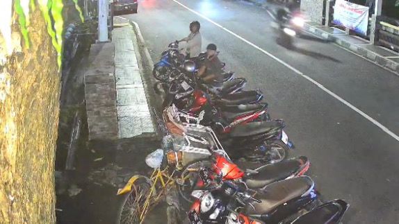 Motor Pelanggan Warkop di Gresik Kota Digondol Maling, Pelaku Beraksi dalam Hitungan Detik