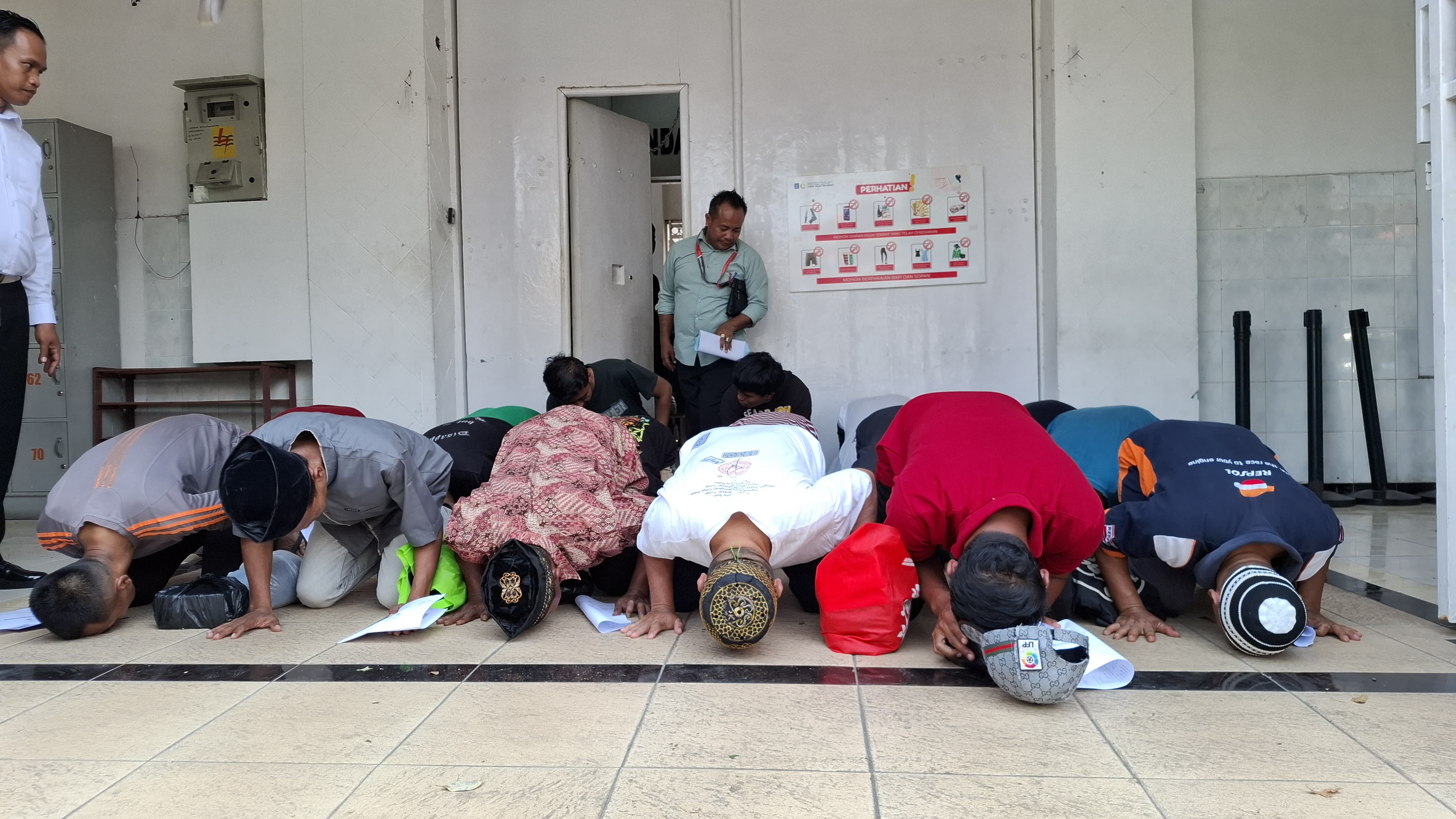 Sujud Syukur 19 Warga Binaan Lapas Kediri Terima Remisi Langsung Bebas