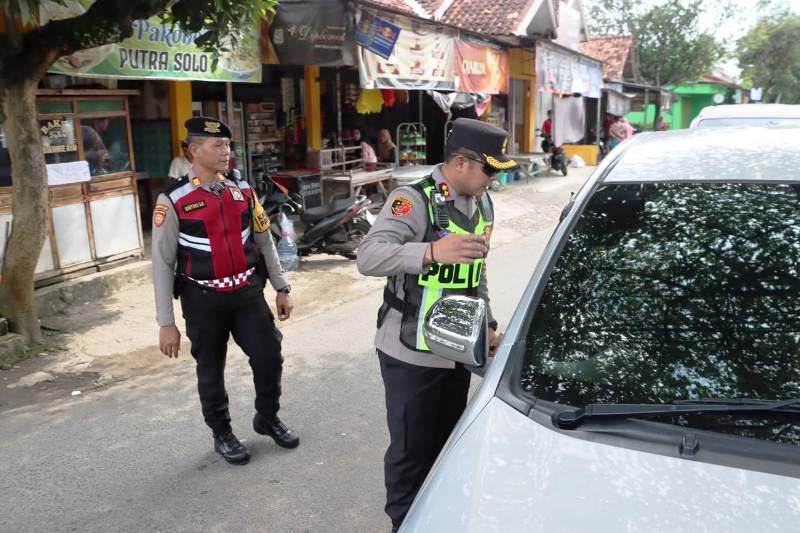 Puncak Arus Balik, Kapolres Bangkalan Turun Langsung Urai Arus Lalin di Tanah Merah