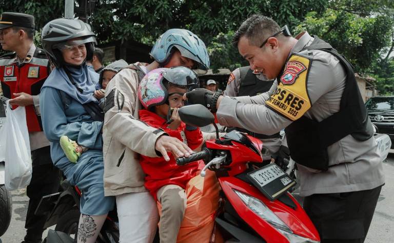 Turun Langsung Pantau Arus Balik Lebaran, Kapolres Jombang Bagikan Helm dan Kacamata Gratis
