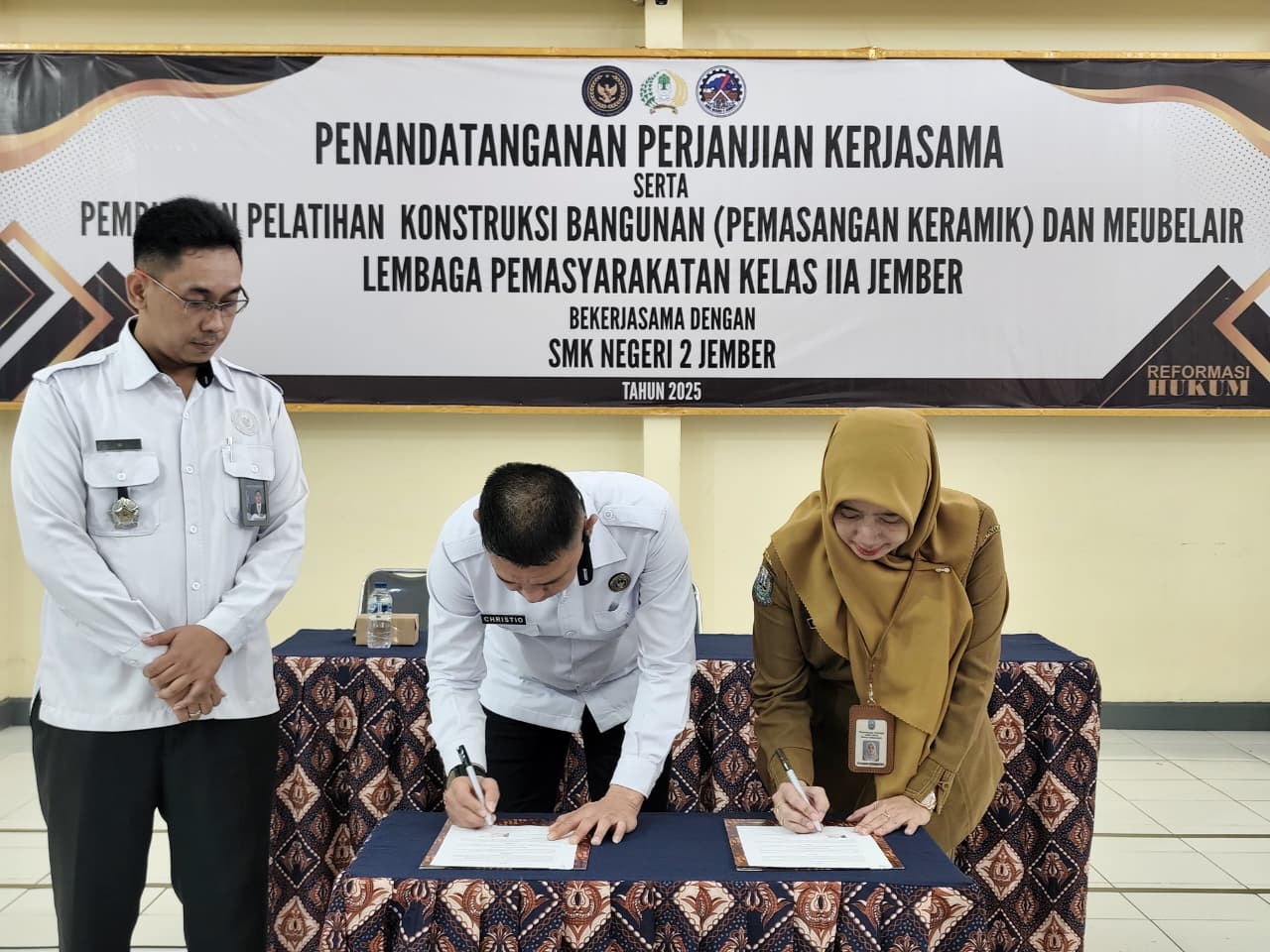 Kolaborasi Lapas dan SMKN 2 Jember Bekali Warga Binaan Keterampilan Konstruksi
