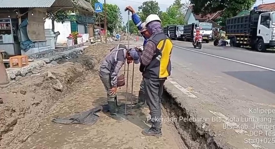 Proyek Pelebaran Jalan di Lumajang Lampaui Target, PPK dan UPT PJJ Probolinggo Kompak Jaga Progres