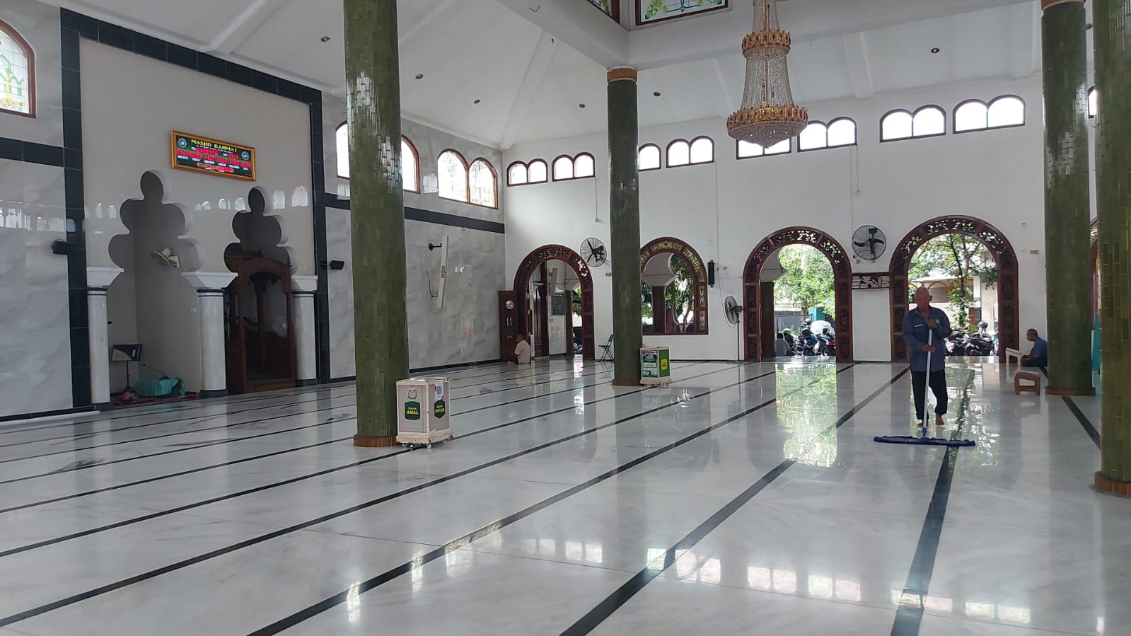  Masjid Rahmat Kembang Kuning Bagikan 300 Takjil selama Ramadan