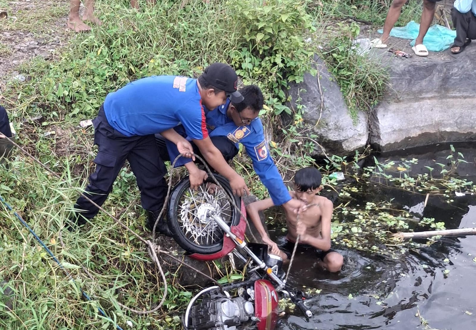 Dua Malam Huni Kolam Pancing, Pemuda Jember Bertahan Tanpa Ponsel Demi Jaga Motor yang Tenggelam