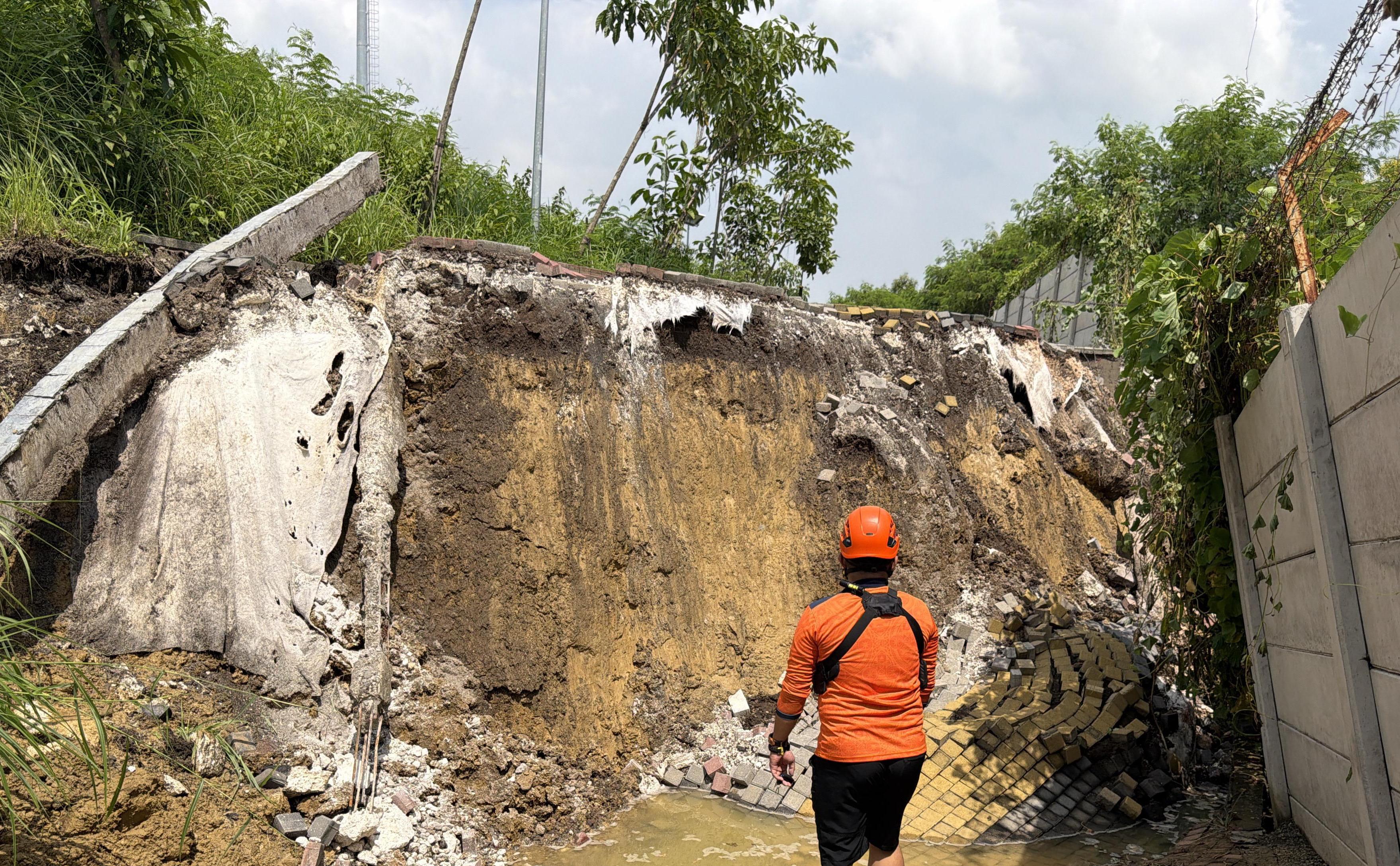 Area Jogging Track Stadion Gelora Joko Samudro Longsor, Jalur Terputus