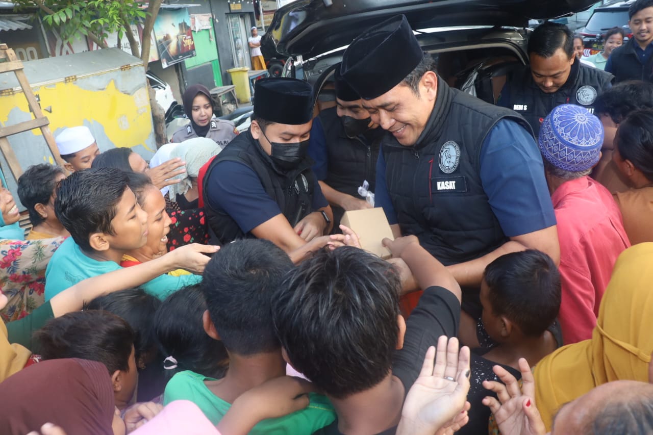 Satresnarkoba Polres Pelabuhan Tanjung Perak Berbagi Takjil Ramadan di Jalan Kunti