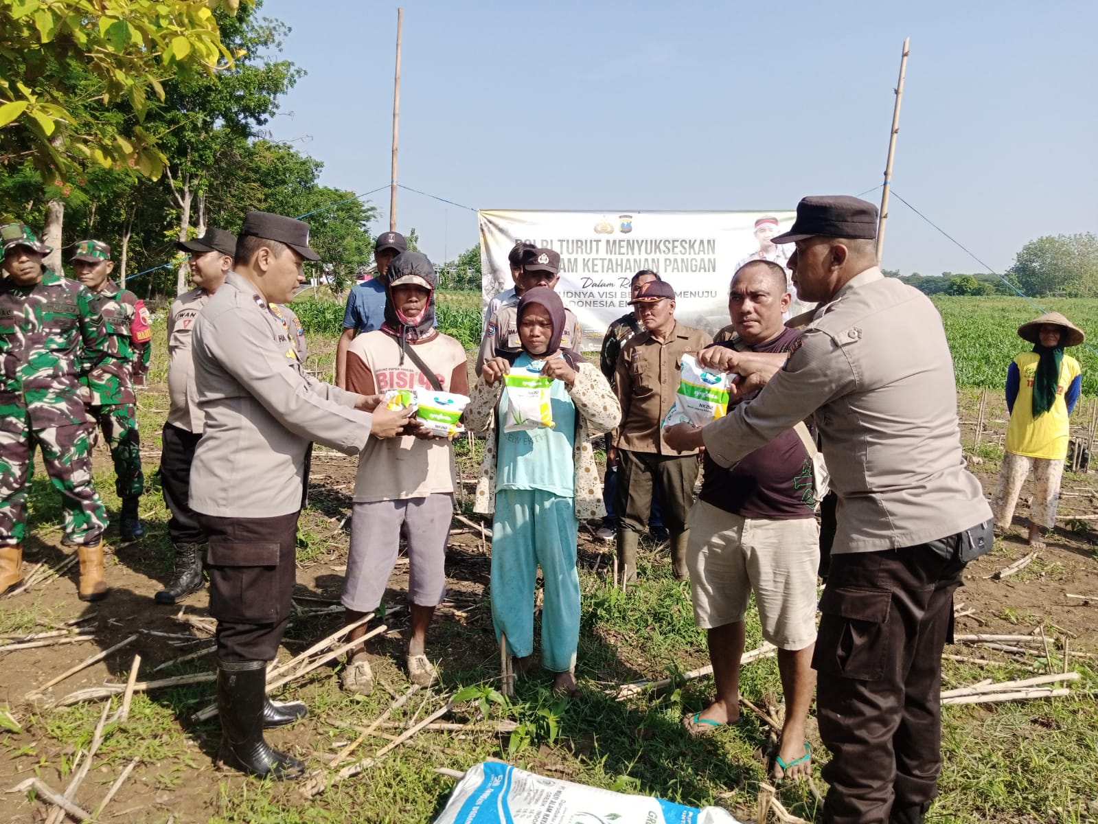 Polsek Temayang Beri Bantuan Benih Jagung ke Gapoktan