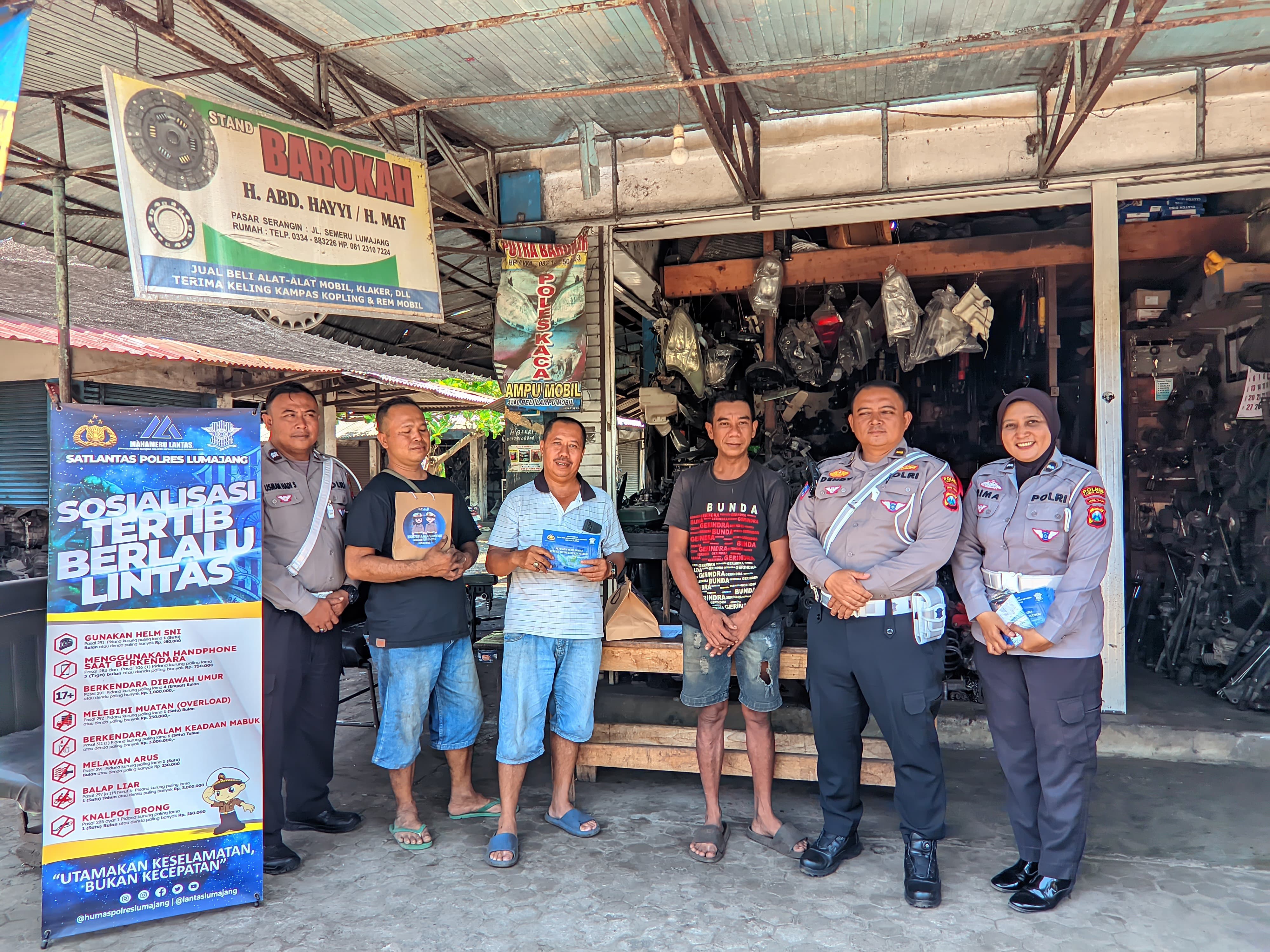 Jelang Operasi Zebra Semeru, Satlantas Polres Lumajang Sosialisasi di Pasar Loak Serangin