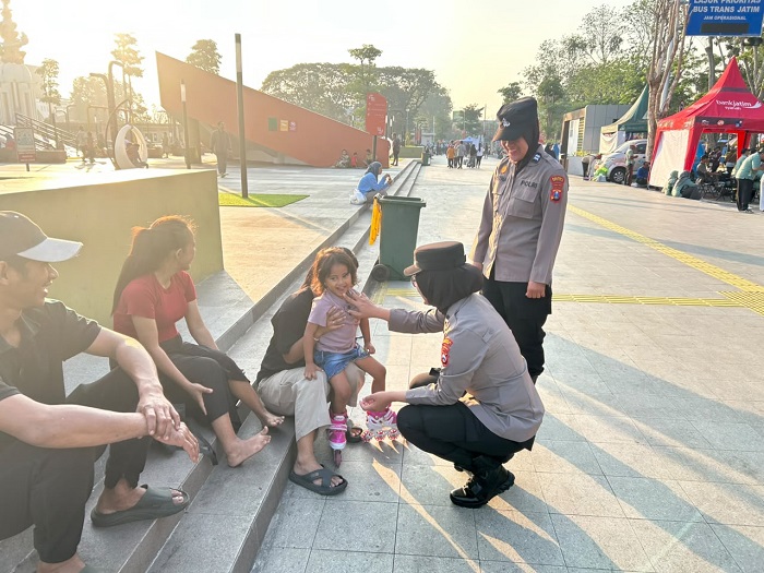 Patroli Humanis Polwan Polresta Sidoarjo Sambangi Pengunjung Alun-Alun 