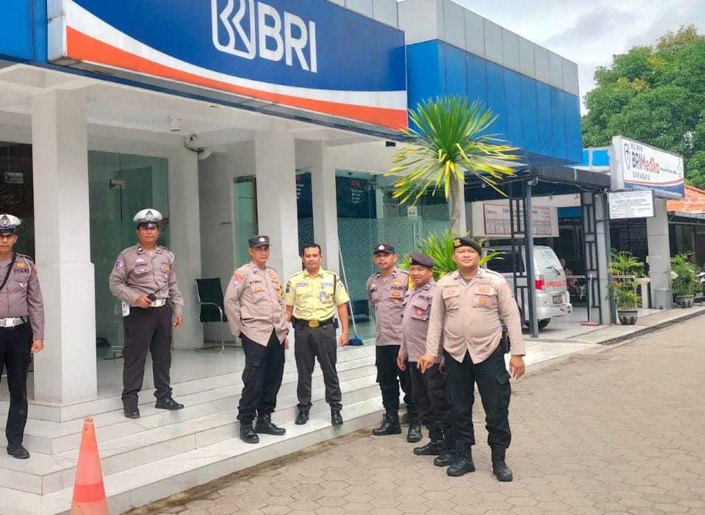 Tingkatkan Kewaspadaan, Polsek Wonocolo Intensifkan Patroli Dialogis di Area Perbankan