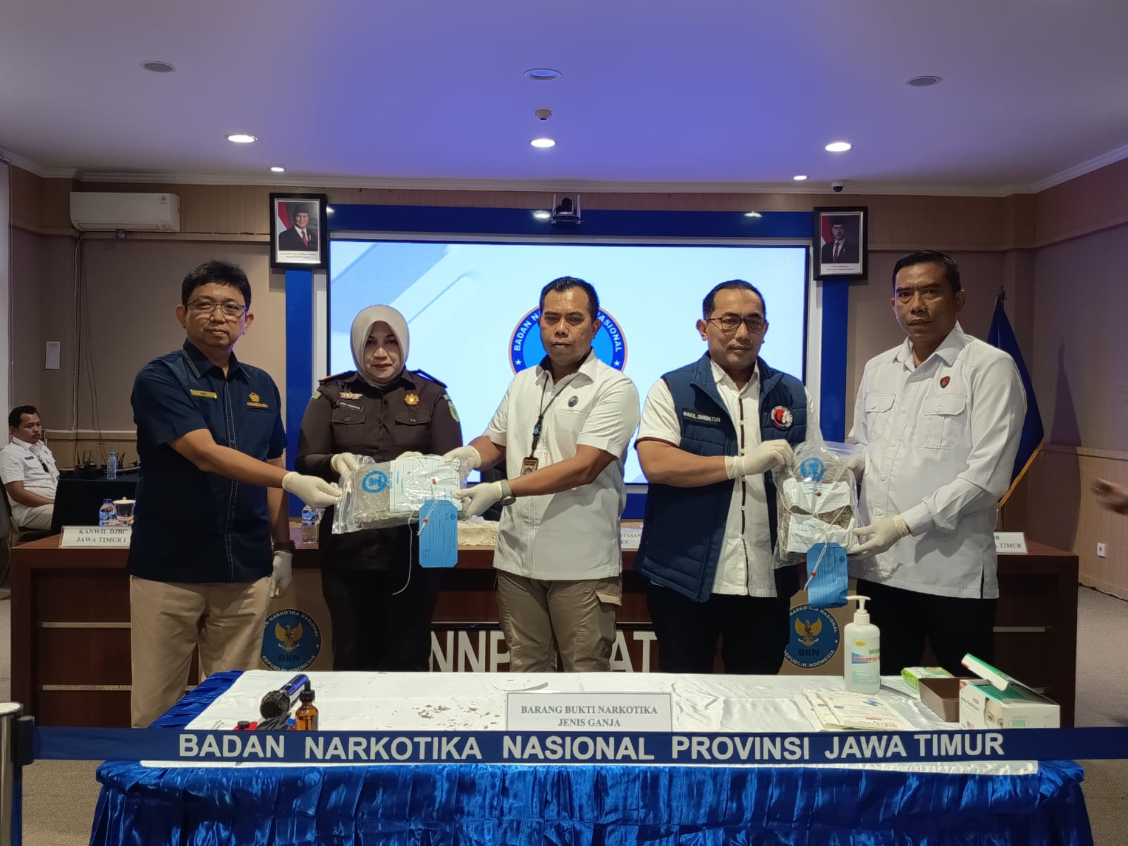 BNNP Jatim Musnahkan 2 Kg Ganja Kiriman Ekspedisi ke Malang, Tersangka Terancam Hukuman Mati