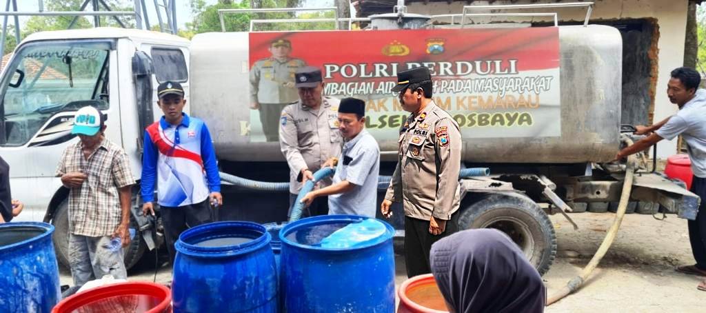 Polsek Arosbaya Gerojok 10 Ribu Liter Air Bersih di Desa Batonaong