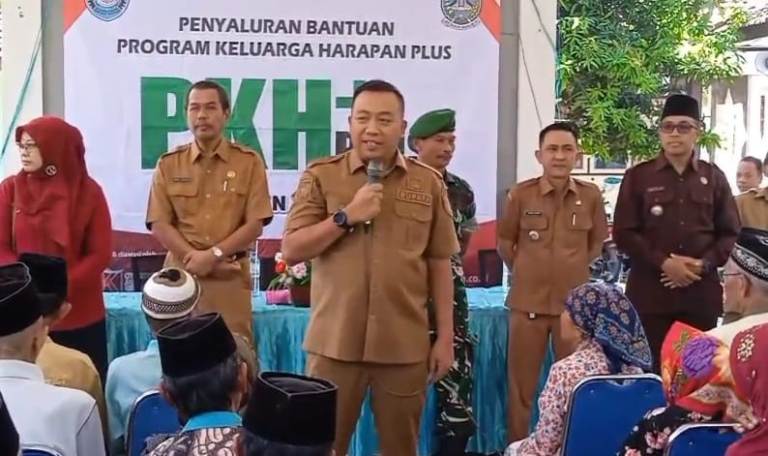 Ribuan Lansia di Situbondo Terima Bantuan Uang Tunai PKH Plus