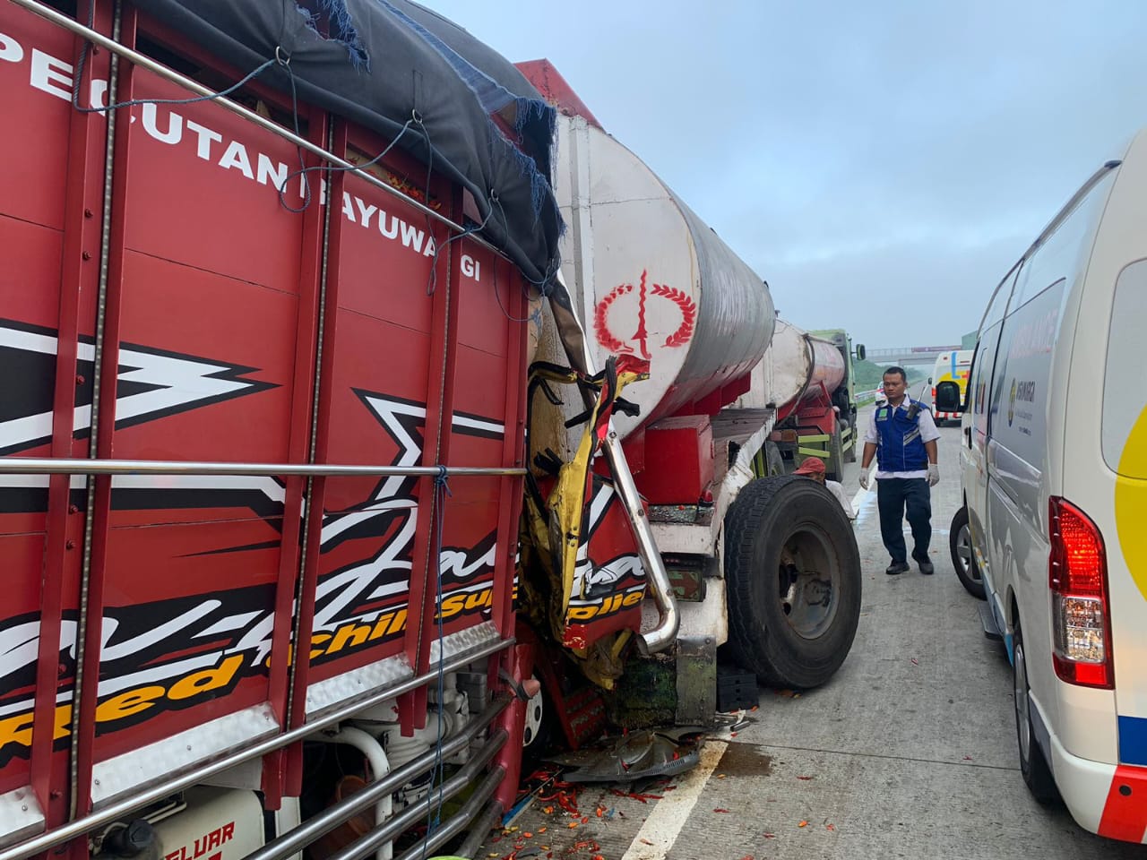 Truk Muatan Cabai Tabrak Truk Tangki di Tol Ngawi, Sopir Tewas 