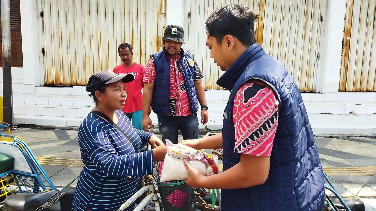 Berbagi Kasih, Satreskrim Polres Bojonegoro Salurkan Bantuan ke Masyarakat