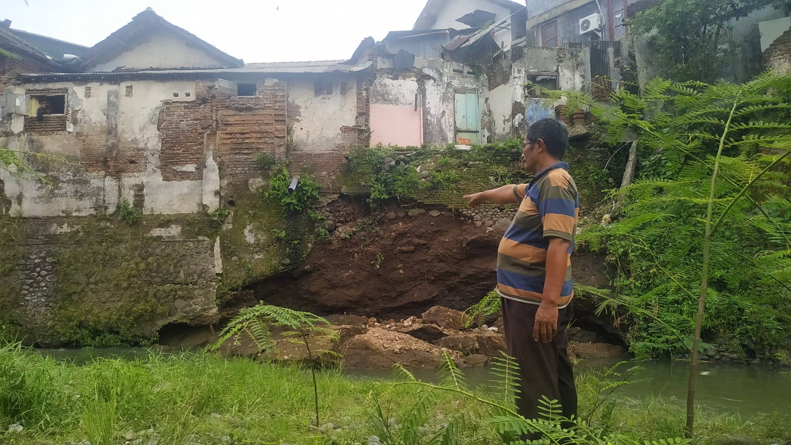 Plengsengan Kali Jompo Ambrol, Warga Khawatir Banjir Susulan