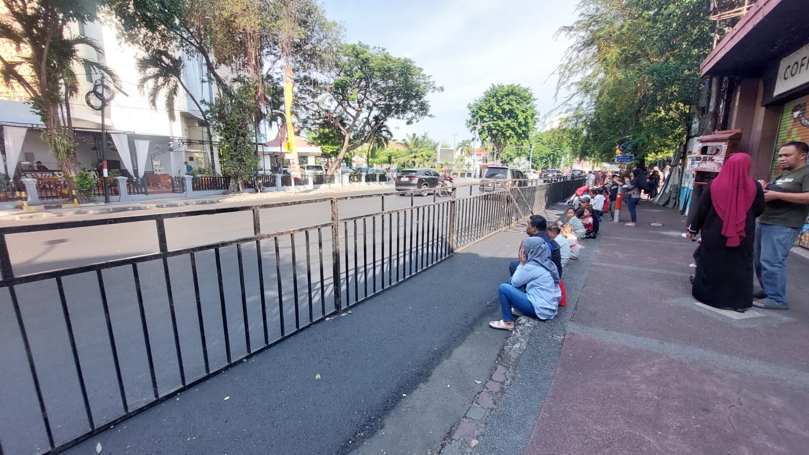 Antusiasme Warga Saksikan Parade Surabaya Juang Terlihat Sejak Siang