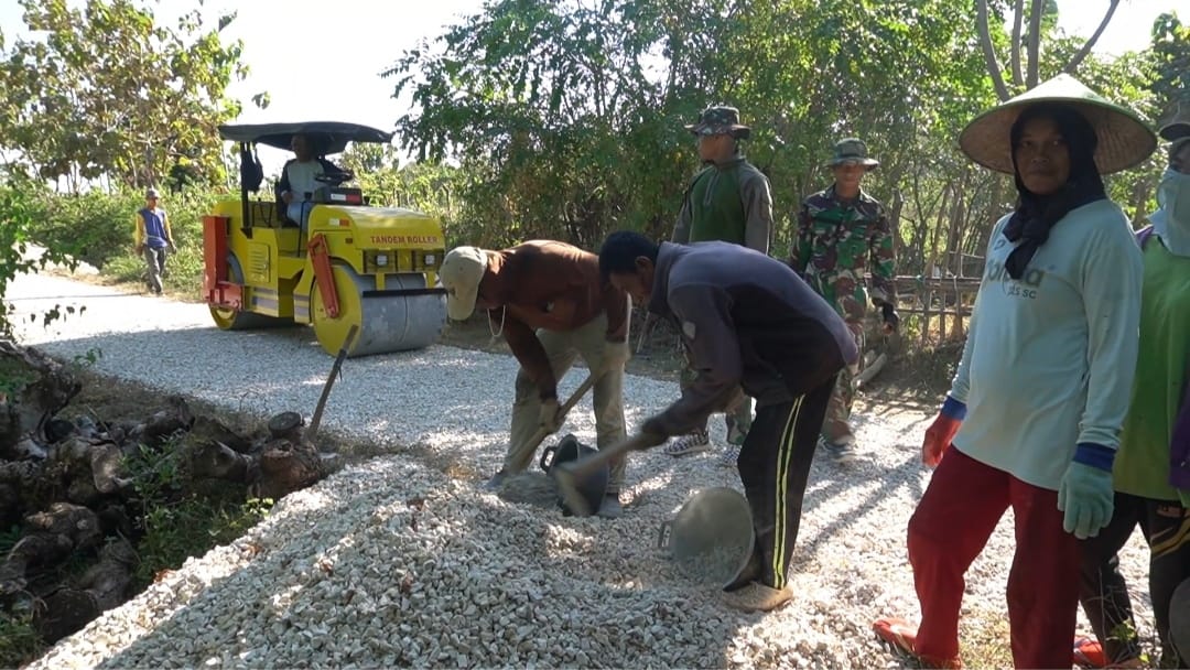 Peningkatan Infrastruktur Jalan Lapen TMMD 121 Terus Dikerjakan