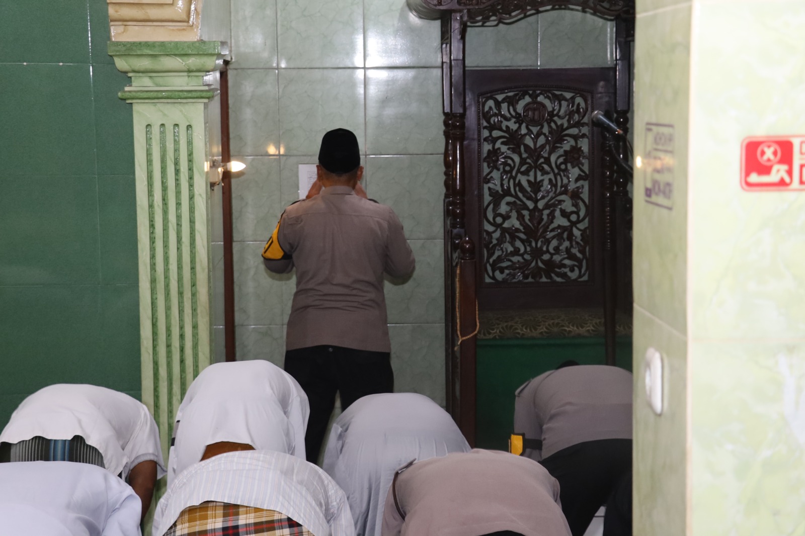 Kasat Binmas Polres Pelabuhan Tanjung Perak Jadi Imam Tarawih, Perkuat Kebersamaan di Bulan Ramadan