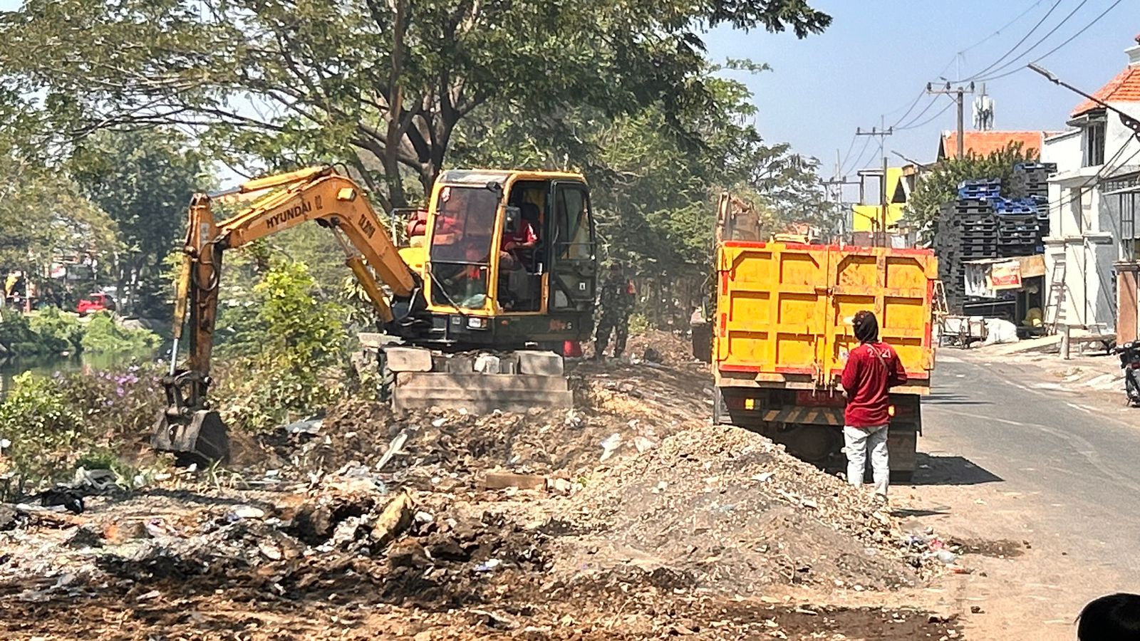 Satpol PP Surabaya Tertibkan Usaha Barang Bekas di Bantaran Sungai Kali Tebu