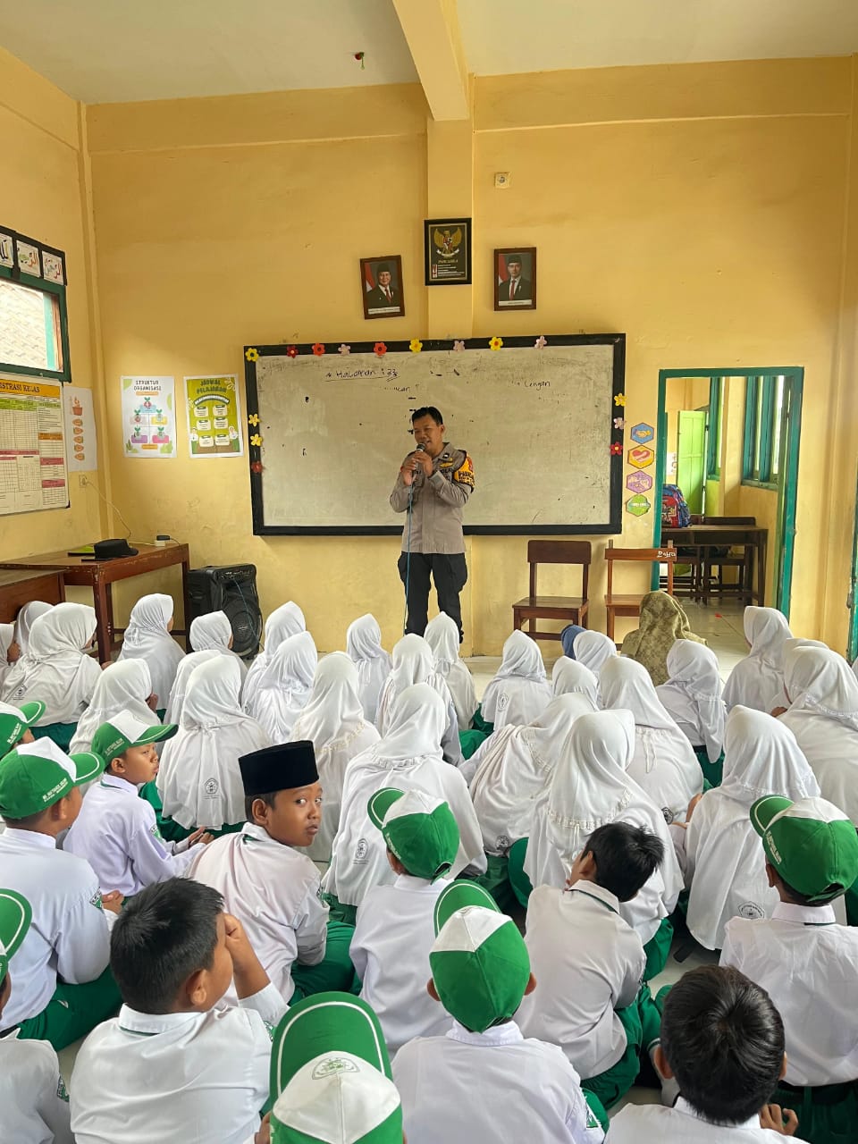 Polsek Wonoayu Edukasi Pelajar MI Miftahul Ulum untuk Cegah Perundungan