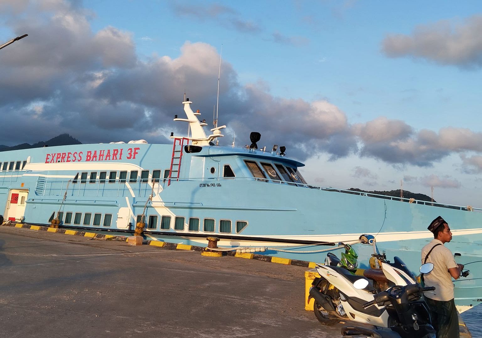 Penyeberangan Kapal ke Bawean Tertunda Akibat Cuaca Ekstrem, Puluhan Penumpang Tertahan di Gresik