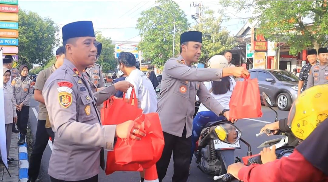 Polres Ngawi Berbagi Takjil ke Pengguna Jalan