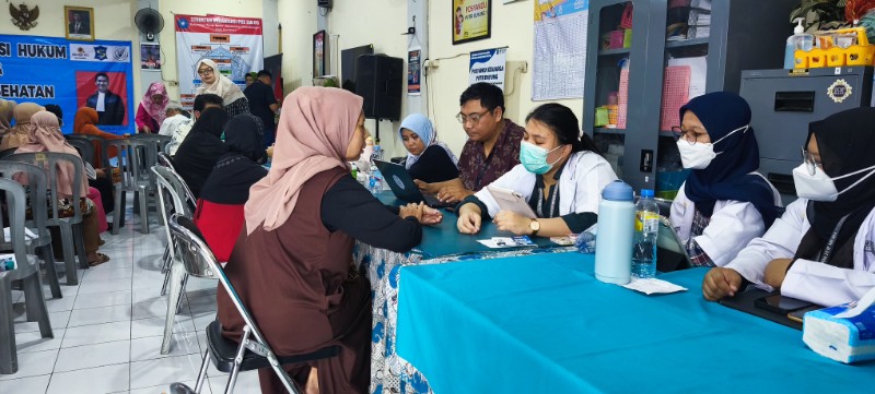 Warga Gumuyung Surabaya Apresiasi Kegiatan Konsultasi Hukum dan Cek Kesehatan Gratis oleh Hendra Sasmita