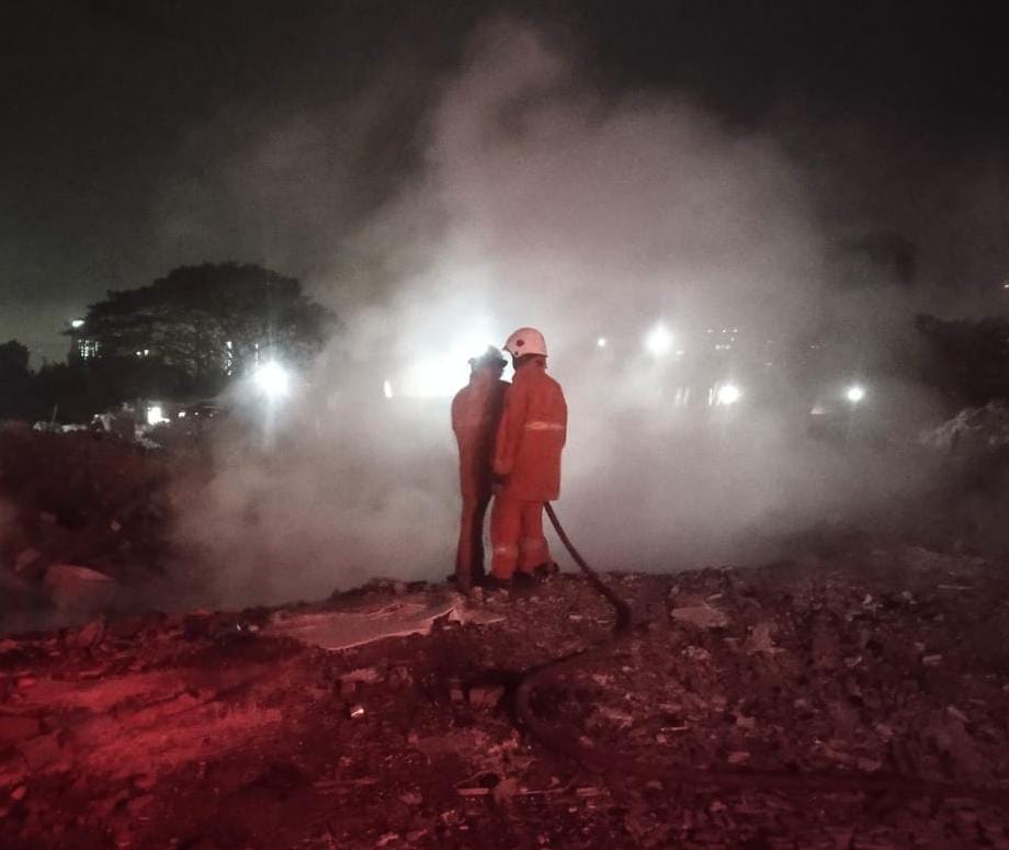 Polsek Tandes Datangi Langsung Kebakaran Lahan Kosong di Tubanan Lama