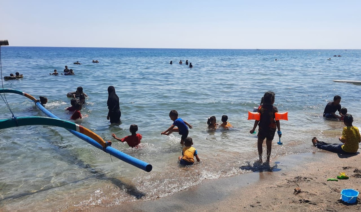 Libur Akhir Pekan, Wisata Pantai Pasir Putih Situbondo Dipadati Pengunjung