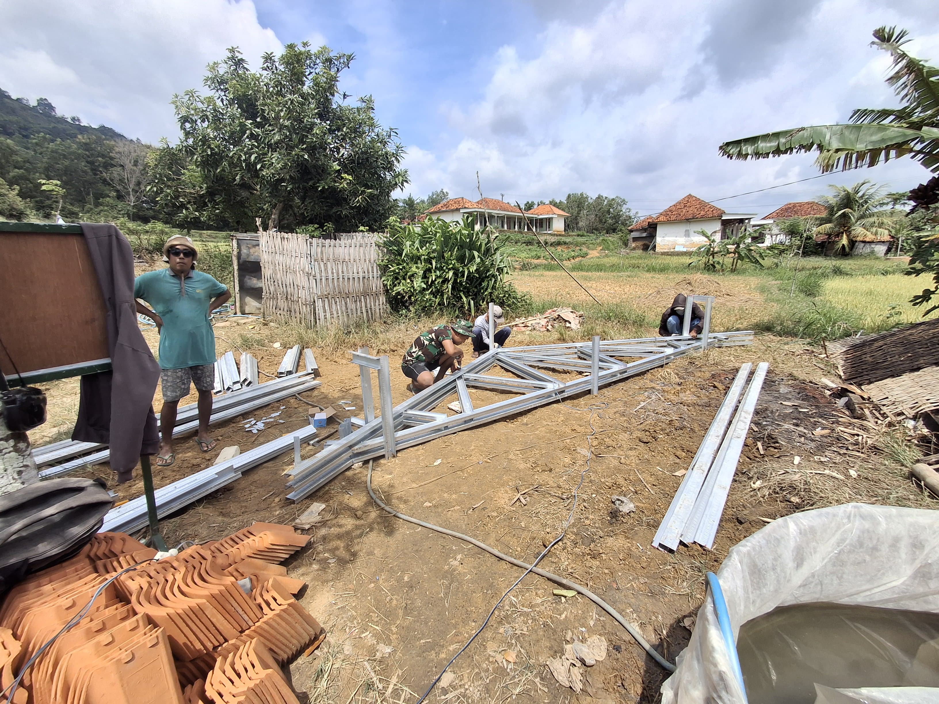 Kado Jelang Idulfitri, Pembangunan RTLH di Desa Mandala Capai Tahap Akhir