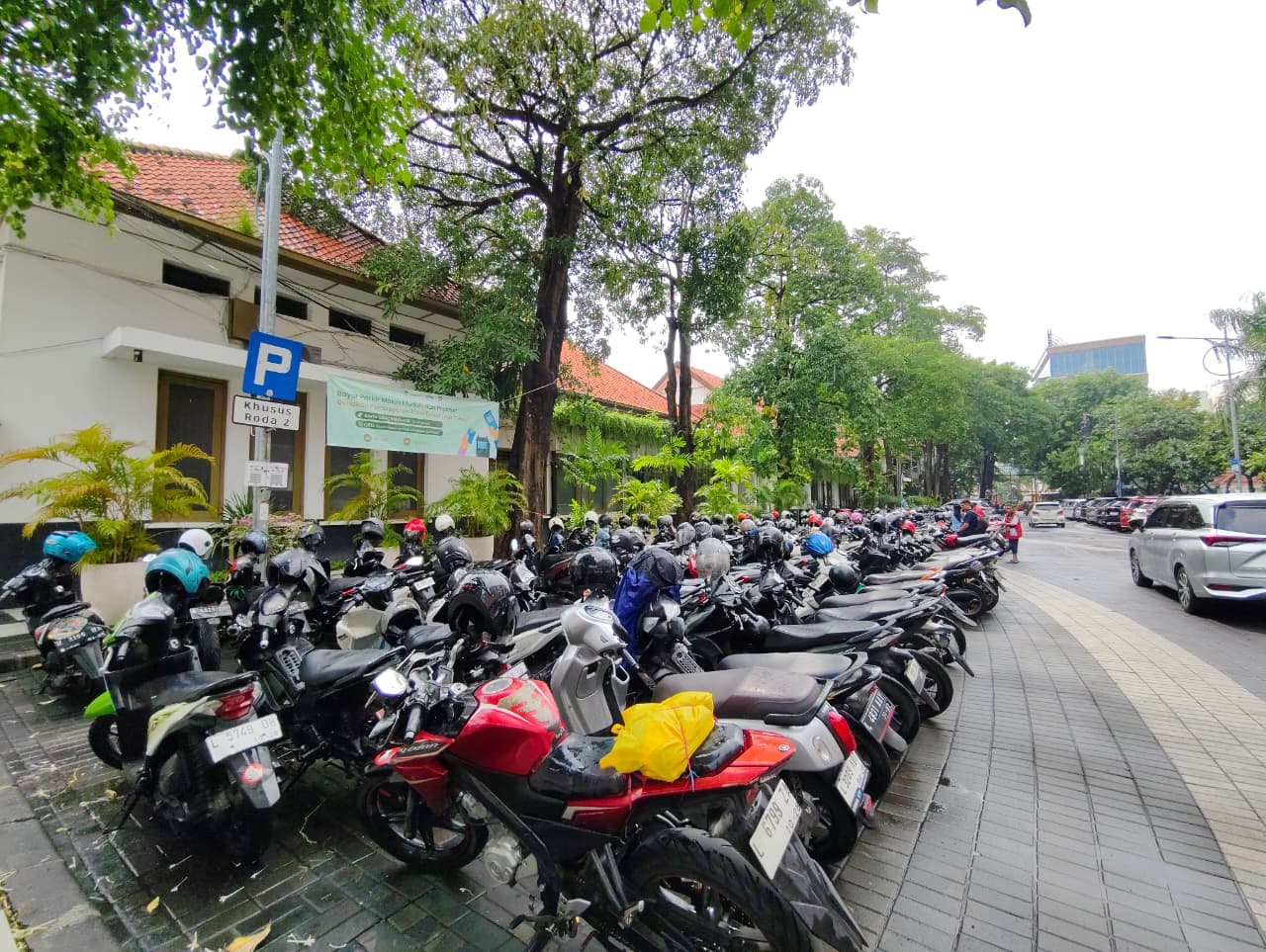711 Petugas Parkir Surabaya Sudah Terintegrasi Sistem Non Tunai