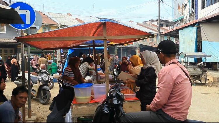 Penghujung Ramadan, Warga Aceh Tamiang Ramai Berburu Takjil dan Belanja Kebutuhan Lebaran