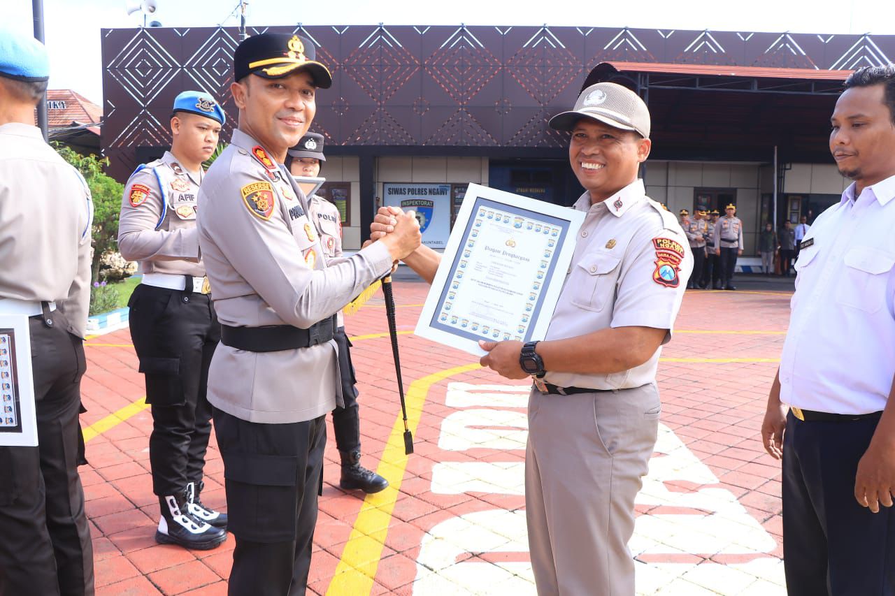 Kapolres Ngawi Beri Penghargaan Personel Berprestasi Triwulan I 2026 