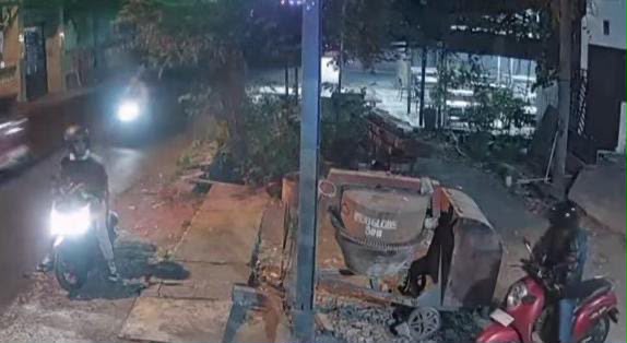 Terekam CCTV, Dua Pria Gasak Scoopy di Driyorejo Gresik