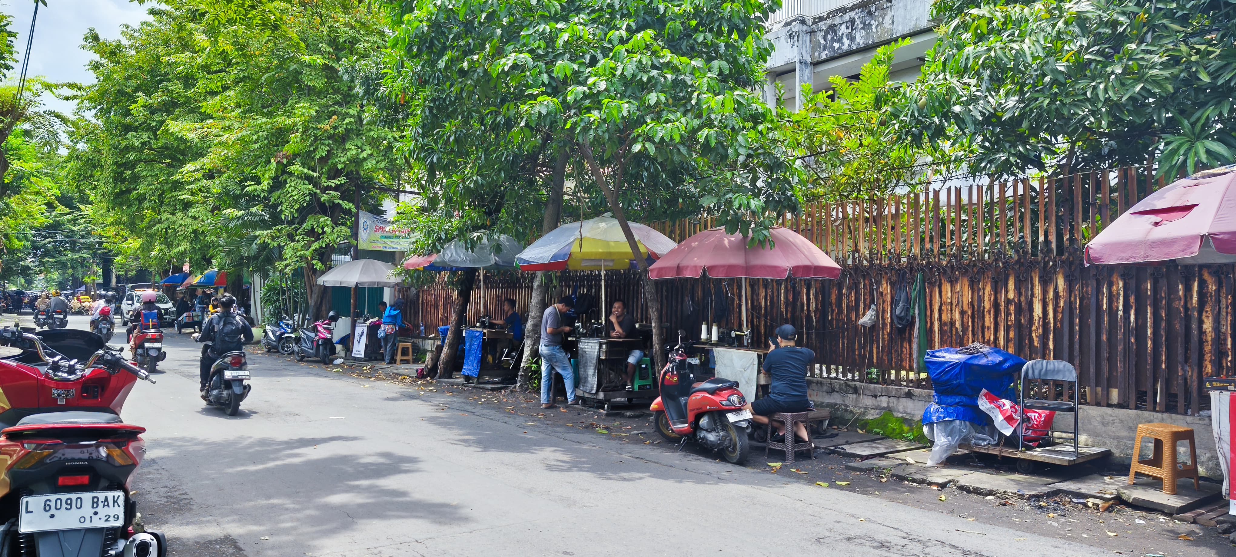 Penjahit Ilegal di Pinggir Jalan Bertahan di Tengah Ancaman Razia Satpol PP