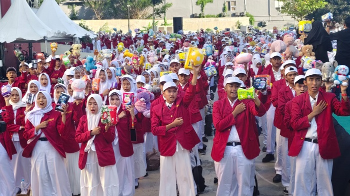 Peduli Korban Bencana NTT, UMSura Kirim Boneka hingga Pembalut