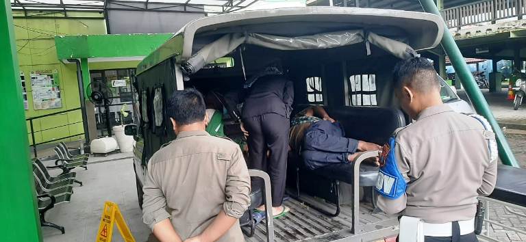 Respons Cepat Polsek Taman Tangani Warga Tergeletak Tanpa Identitas di Sidoarjo