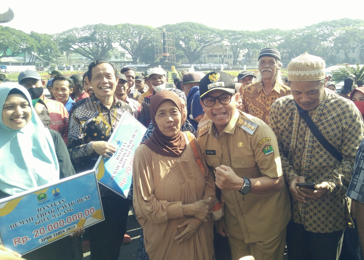 Pemkot Malang Serahkan Bantuan Sosial Rumah Tidak Layak Huni