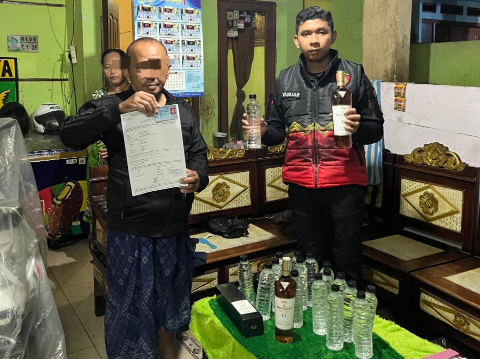 Polres Gresik Amankan Puluhan Botol Arak Bali dan Miras Impor dalam Operasi Tipiring